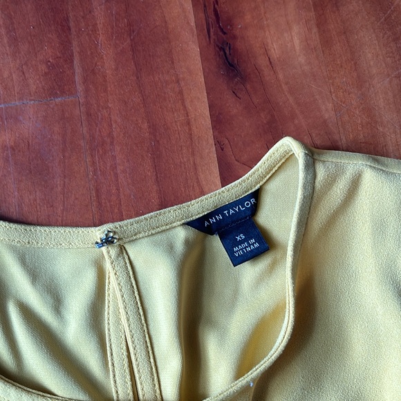 Ann Taylor beautiful cold shoulder yellow top xs - Picture 4 of 6